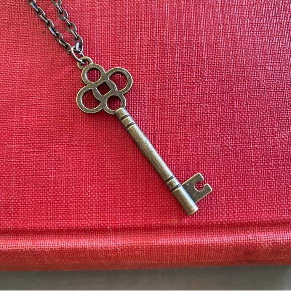 Skeleton Key Pendant Necklace Bronze Vintage Style Handmade - Picture 3 of 4